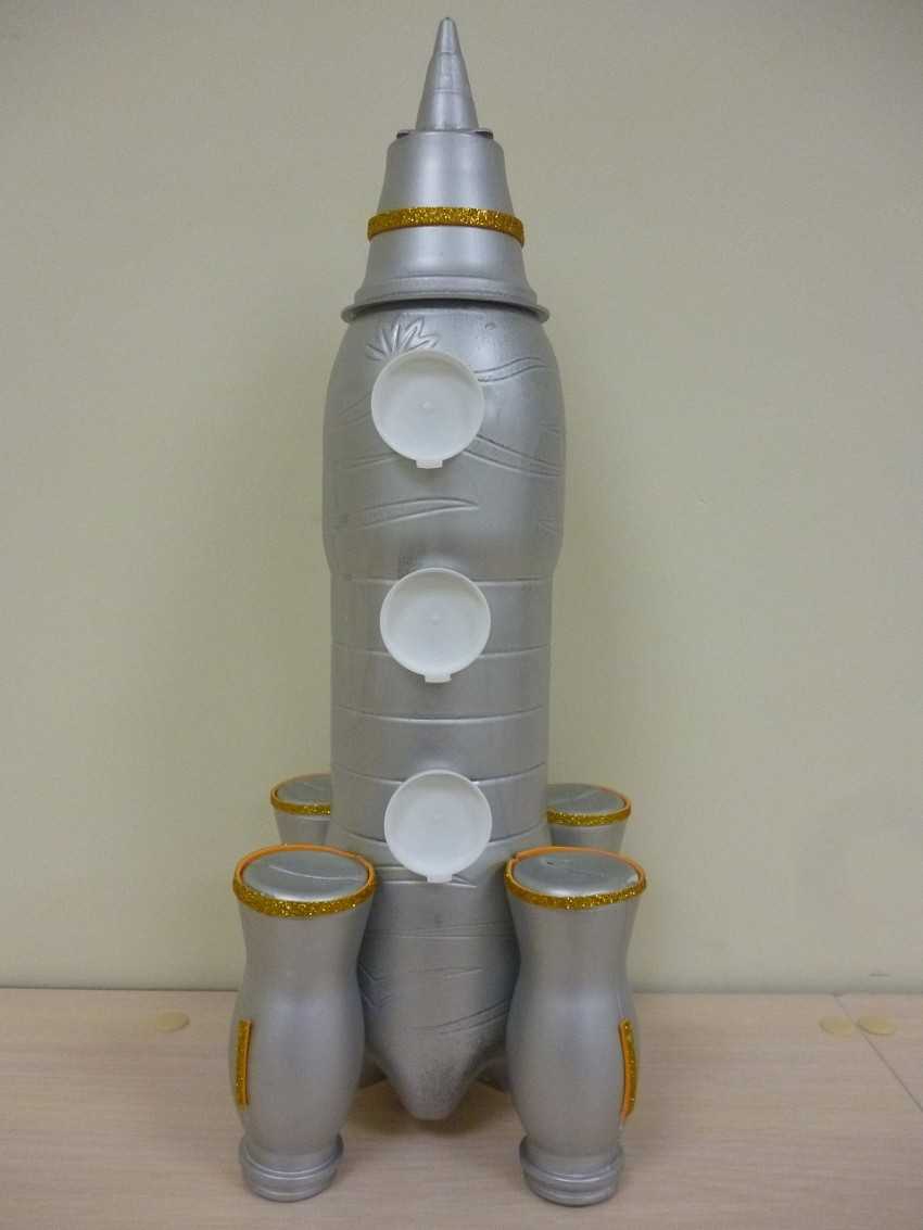Поделки ко дню космонавтики из подручных материалов. Ракета из бутылочки от Актимель. Космическая ракета из бросового материала. Ракета из бутылки. Ракета из пластиковых бутылок.