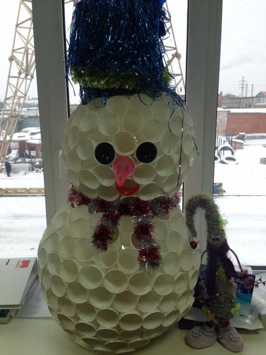 снеговик из пластиковых стаканчиков своими руками пошагово